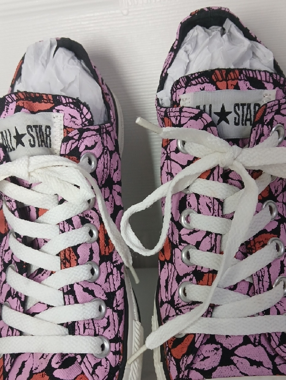 Converse Chuck Taylor All Star Low Top Pink & Red Lip Print Sneakers - Picture 3 of 16